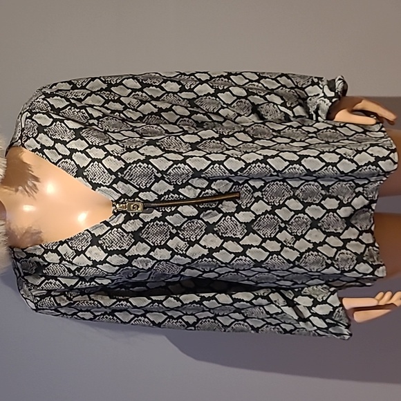Michael Kors beautiful blouse with snake skin look size XL - Picture 2 of 7